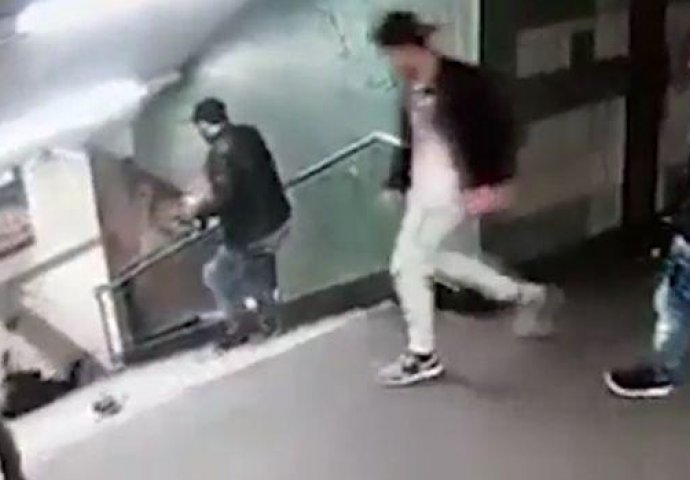 Gurnuo ženu niz stepenice iz čista mira: Snimak iz berlinskog metroa zgrozio javnost! (VIDEO)