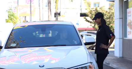 Pogledajte kako je lako pokupiti djevojku kad voziš BMW X6 (VIDEO)