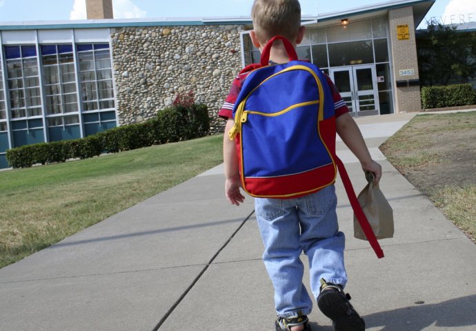 Osnovci više neće nositi teške školske torbe, opasne za kičmu 