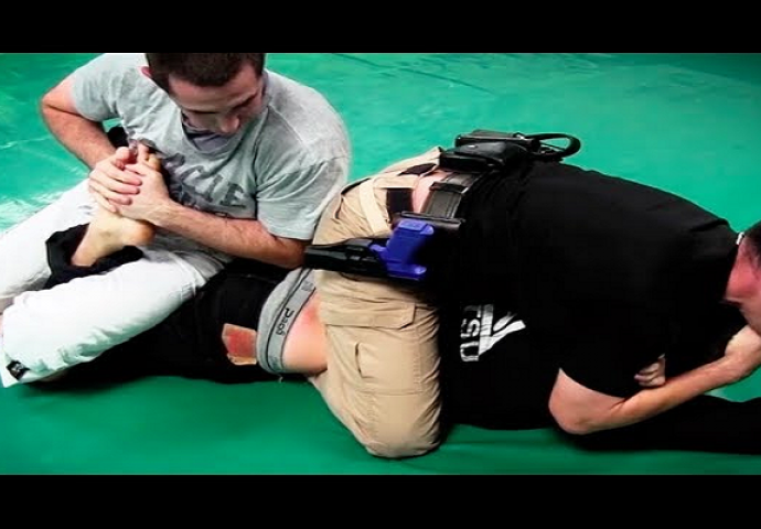 Pogledajte šta se desi kad dva policajca pokušaju staviti lisice MMA borcu (VIDEO)