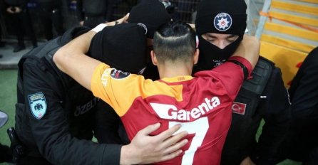 Emotivna proslava: Igrač Galate nakon gola izgrlio policajce na stadionu