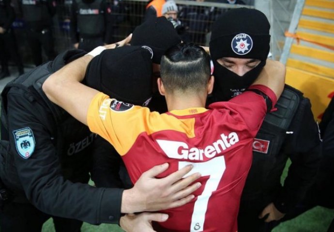 Emotivna proslava: Igrač Galate nakon gola izgrlio policajce na stadionu