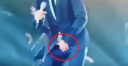 Šta se to desilo? Popularni pjevač pokušao prikriti "ponos" dok je držao koncert na bini (VIDEO)