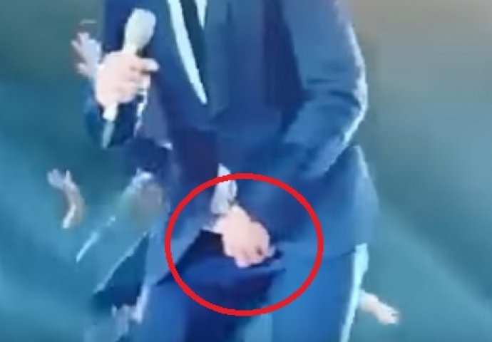 Šta se to desilo? Popularni pjevač pokušao prikriti "ponos" dok je držao koncert na bini (VIDEO)