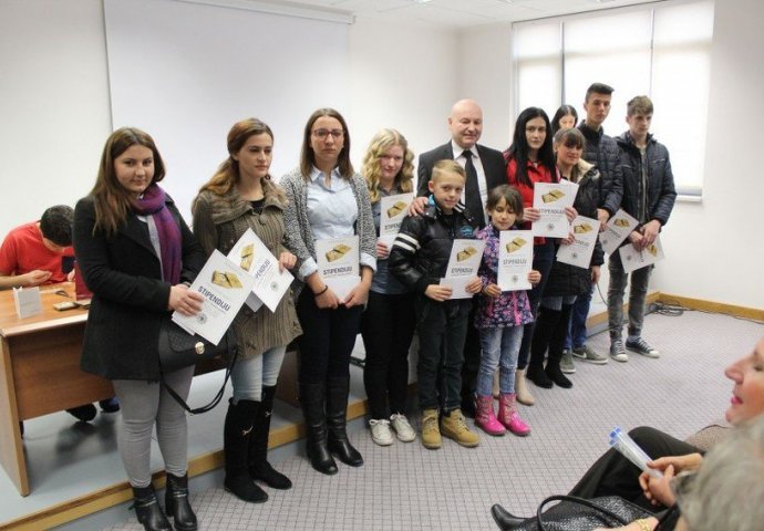 Deset stipendija od prodaje srebrenog "Cvijeta Srebrenice"