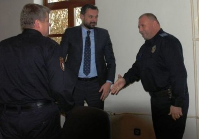 Konaković zahvalio policajcu koji je spasio djevojku od utapanja
