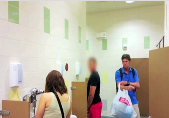 Urnebesno: Pogledajte kako reaguju muškarci na ženu u muškom WC-u (VIDEO)