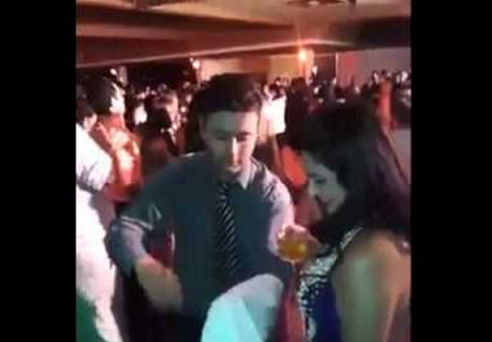 Iskoristio priliku na svadbi da joj pokaže najbolji trik, pogledajte njenu reakciju (VIDEO)