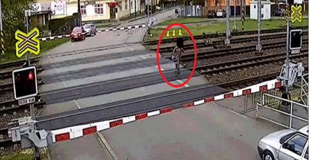 Ovaj snimak će vas zaprepastiti: 77-godišnji starac odlučio preći preko pruge, a onda je naišao voz (VIDEO)