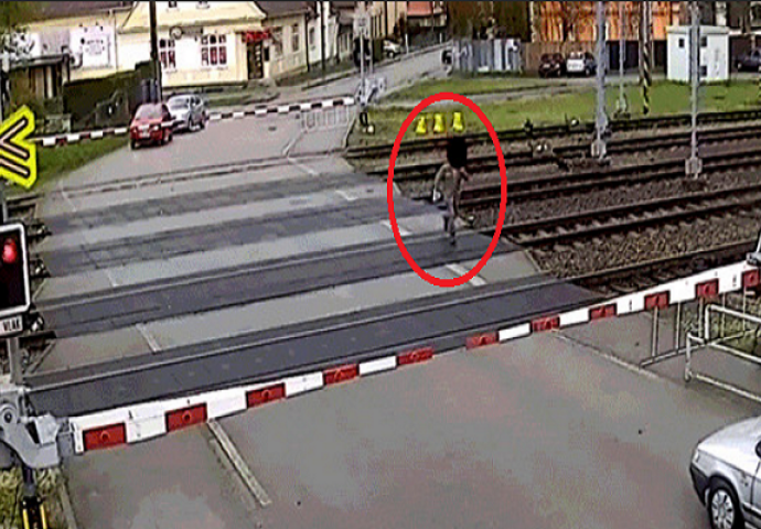 Ovaj snimak će vas zaprepastiti: 77-godišnji starac odlučio preći preko pruge, a onda je naišao voz (VIDEO)
