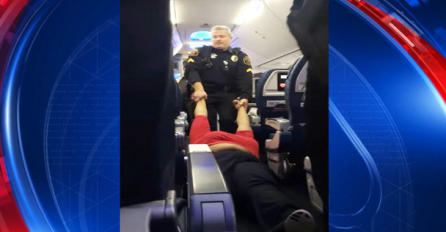 Nije htjela da napusti avion, a onda su policajci morali da je omame elektro-šokom  (VIDEO)