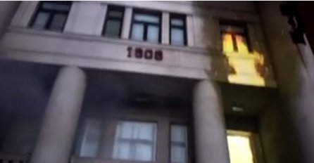 Zapalio se Pravni fakultet u Beogradu: Građani u nevjerici gledali kako 'vatra' guta sve pred sobom! (VIDEO)