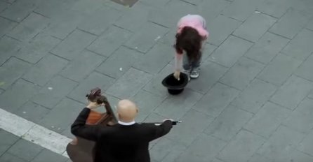 Djevojčica dala novčić uličnom sviraču: A onda je uslijedilo pravo čudo! (VIDEO)