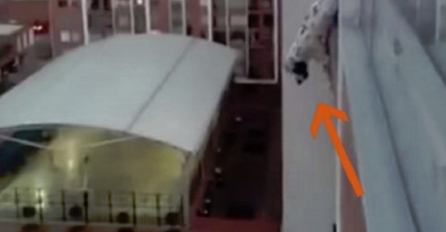 Rizično spašavanje: Muškarac oslobodio psa zarobljenog na 13. spratu (VIDEO)