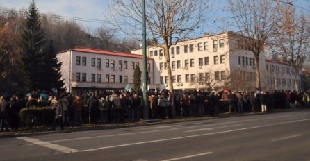 Počeli protesti vojnih penzionera ispred Vlade FBiH: Ispunite naše zahtjeve