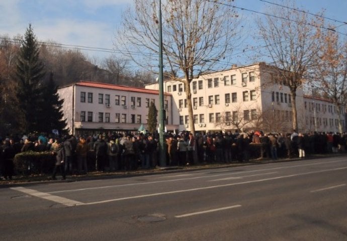 Počeli protesti vojnih penzionera ispred Vlade FBiH: Ispunite naše zahtjeve