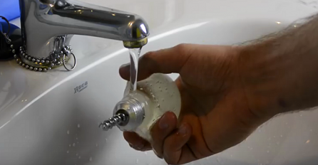 Sipao je vodu preko sijalice, a ono što je dobio natjerati će vas da uradite istu stvar (VIDEO) 