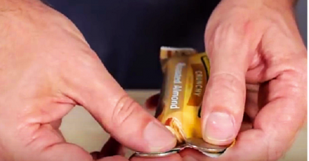 Stavio je dvije gvozdene novčanice na čokoladicu, ovaj jednostavni trik će vas oduševit (VIDEO)