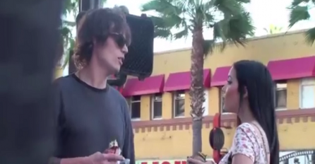 Na cesti mu je prišla zgodna pijana djevojka i pitala ga za pomoć, pogledajte šta joj je uradio (VIDEO)