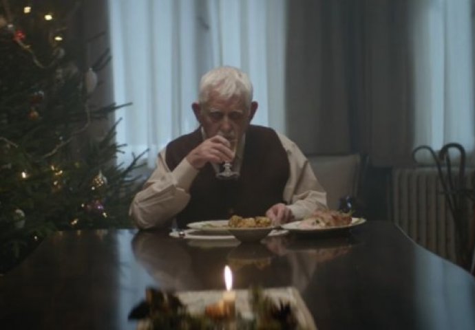 Reklama koja je mnoge rasplakala: Deka je očekivao djecu i unučad na Božić, ali kada nisu došli, uradio je ovo (VIDEO)