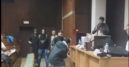 Šokantan incident na Filozofskom: Desničarii upali na tribinu, napali studente i skandirali "Hajl Hitler" [FOTO+VIDEO]