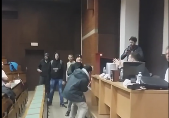 Šokantan incident na Filozofskom: Desničarii upali na tribinu, napali studente i skandirali "Hajl Hitler" [FOTO+VIDEO]