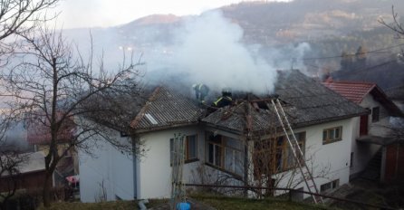 Izbio požar u porodičnoj kući u Jajcu