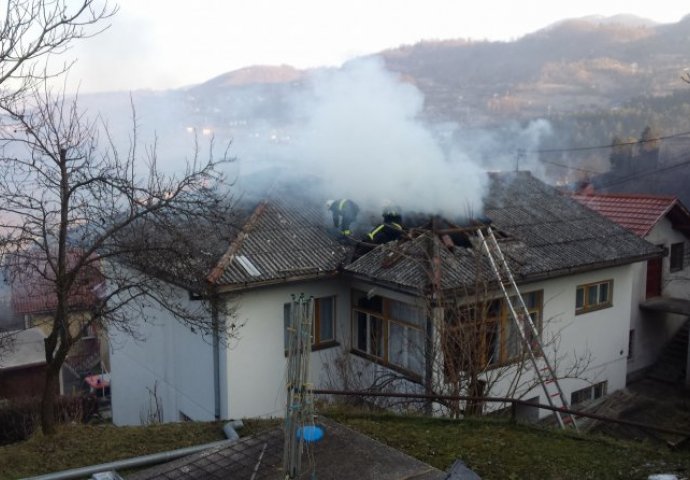 Izbio požar u porodičnoj kući u Jajcu