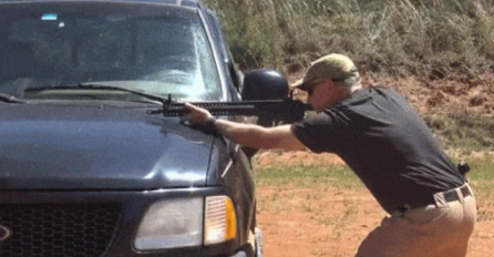 Prislonio je automatsku pušku na svoj automobil i krenuo da puca, bolje da nije (VIDEO)