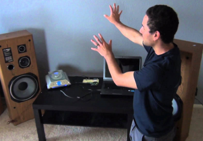 Komšije ga nervirale glasnom muzikom pa je i on napravio zvučnik od kojeg se zgrada ruši (VIDEO)