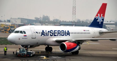 Avion Air Srbije udario u vozilo