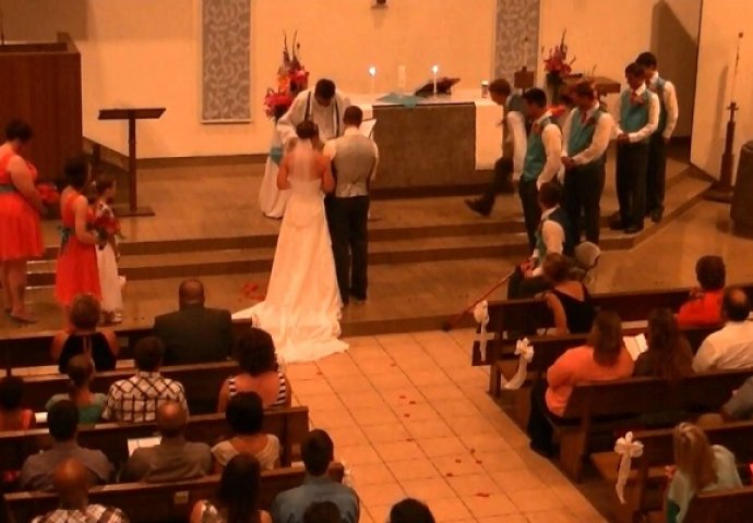 Trebali su se vjenčati u crkvi, a onda je uslijedilo nešto što nikako nisu očekivali (VIDEO)