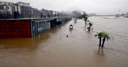 Smrtonosne poplave u Španiji: Snimljeno kako voda nosi starca 