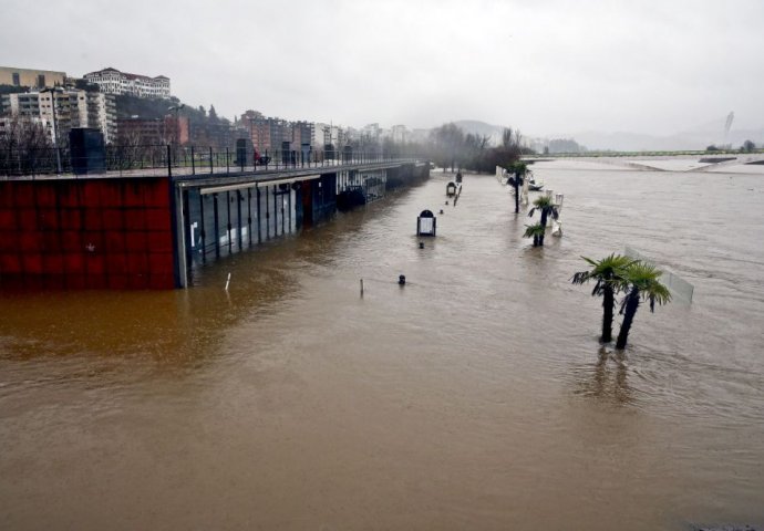 Smrtonosne poplave u Španiji: Snimljeno kako voda nosi starca 