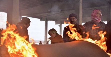 Stotine izbjeglica iz Aleppa u izbjegličkom logoru na ekstremno hladnom vremenu
