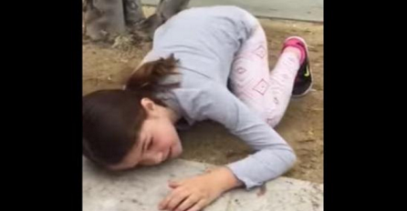 6-godišnja djevojčica je stavila ruku u odvodnu cijev, pogledajte šta je izvukla na površinu (VIDEO)