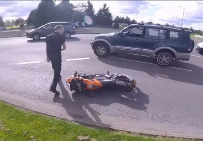 Izašao je iz auta i htio da udara motoristu na kružnom toku, dobro se zeznuo (VIDEO)