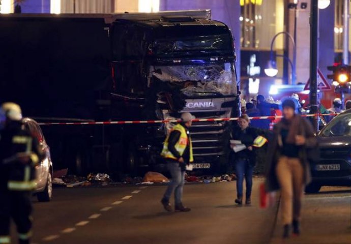 Žrtve u naletu kamiona u market u Berlinu [VIDEO]