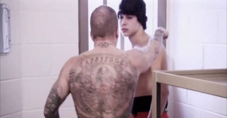 Ljepuškasti dečko je završio u zatvoru, pogledajte kako su ga dočekali opasni robijaši (VIDEO)