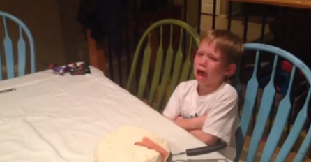 Pogledajte reakciju dječaka kada je saznao da će dobiti još jednu sestru (VIDEO)