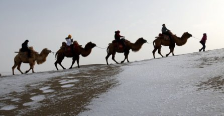 Dok se u ostatku svijeta broje mrtvi, u Sahari pao snijeg nakon 37 godina  (FOTO)