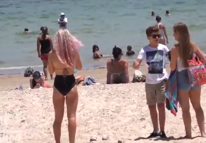 Ima samo 14-godina i pokupio je sve zgodne djevojke na plaži, pogledajte kako mu je to uspjelo (VIDEO)