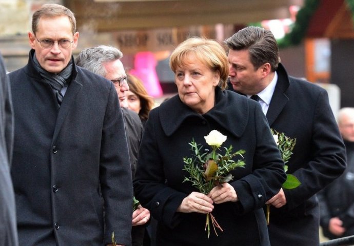 Merkel položila cvijeće na mjestu jučerašnjeg napada
