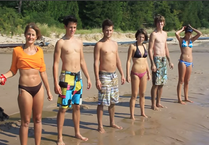 Ova porodica je šetala pješčanom plažom, a onda se dogodilo nešto sasvim neočekivano (VIDEO)