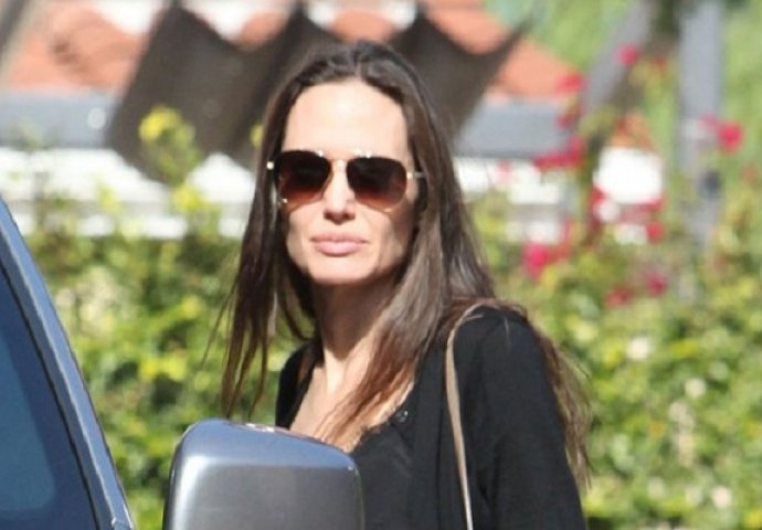 Jedva je prepoznali! Angelina krišom snimljena tokom kupovine! (FOTO)