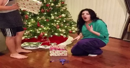 Majka joj je dala božićni poklon: Kada je djevojka otvorila kutiju, imala je šta da vidi (VIDEO)