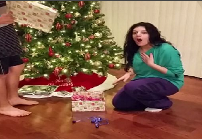 Majka joj je dala božićni poklon: Kada je djevojka otvorila kutiju, imala je šta da vidi (VIDEO)