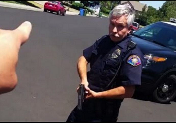Sukobio se sa policajcem pa objavio snimak koji je postao viralan (VIDEO)