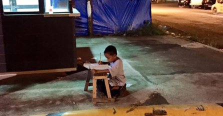 Sjećate se dječaka koji kleči na ulici i piše zadaću? Život mu se potpuno promijenio, a on danas izgleda ovako! 