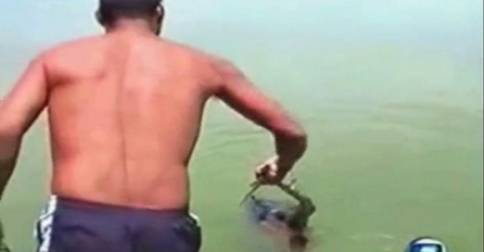 Primjetili su crnu kesu da pluta vodom, zanijemili su od šoka kada su je otvorili (VIDEO)